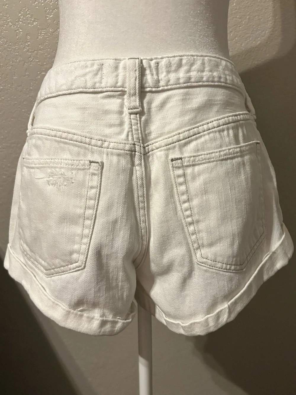 FREE PEOPLE ROMEO cuffed denim shorts Excellent Condition Size 28
